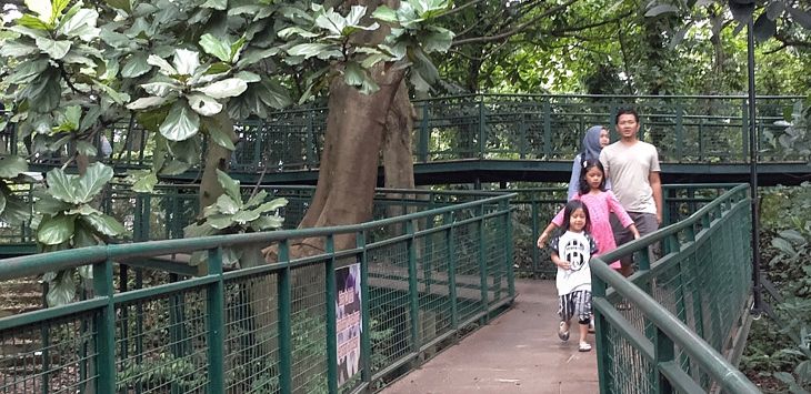 HUTAN KOTA: Warga mengunjungi Taman Hutan Kota Forest Park di Babakan Siliwangi, Sabuga, Kota Bandung, Jumat (19/4/2019). 
(foto: TAOFIK ACHMAD HIDAYAT/RADAR BANDUNG)