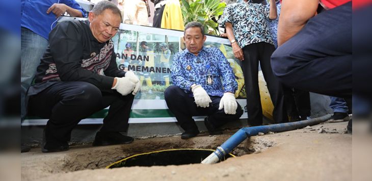 TINJAU: Walikota Bandung, Oded M Danial didampingi Wakil Walikota Bandung, Yana Mulyana saat meninjau drum pori di Komplek Cicabe Indah, Jalan Vijaya Kusumah, RW 07, kelurahan Pasir Endah, Kecamatan Ujungberung.
(foto: MURWANI/ RADAR BANDUNG)
