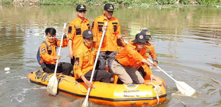 NORMALISASI : Bupati Subang H.Ruhimat memimpin normalisasi Sungai Batangleutik di Desa Batangsari, Kecamatan Sukasari, Kabupaten Subang, Rabu (17/7/2019).
(foto: M.ANWAR/RADAR BANDUNG)