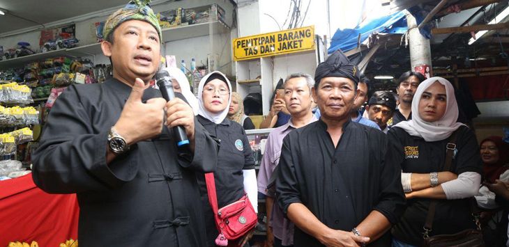 DIALOG: Wakil Walikota Bandung, Yana Mulyana saat berdialog dengan sejumlah Pedagang Kaki Lima (PKL) Cicadas terkait penataan. 
(IST)