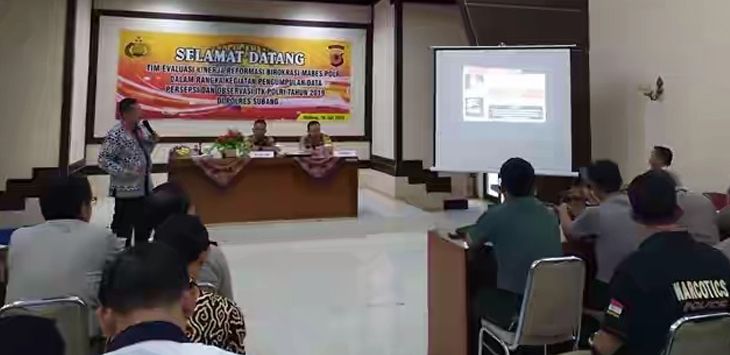 PENILAIAN : TIM evaluasi kinerja reformasi birokrasi Mabes Polri melakukan penilaian terhadap kinerja Polres Subang, di Aula Patriatama Jalan Mayjen Sutoyo, Subang, Selasa (16/7/2019).
(foto: M.ANWAR/RADAR BANDUNG)