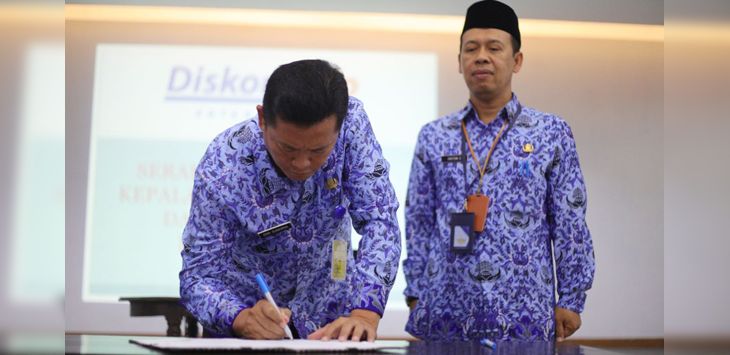 TANDATANGAN: Serah terima jabatan Kepala Diskominfo Kota Bandung dari Ahyani Raksanagara kepada Anton Sunarwibowo di Ruang Serbaguna Balai Kota Bandung, Rabu (17/7/2019).
(foto: IST)