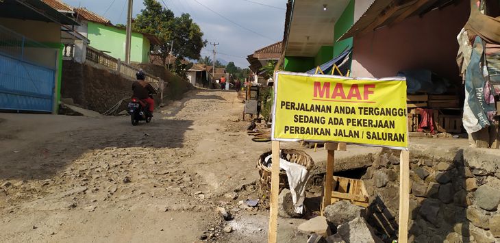 INFRASTRUKTUR : Perbaikan ruas Jalan di desa Bojongkoneng, Kecamatan Ngamprah sudah mulai dikerjakan.
(foto: MUHAMAD HABIBIE/RADAR BANDUNG)
