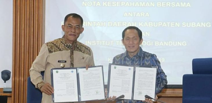 MoU : Bupati Subang, H. Ruhimat bersama Rektor ITB Prof. Dr. Ir. Kadarsah Suryadi, DEA usai penandatanganan MoU di Gedung Rektorat ITB Ruang Rapim A, Kamis (18/7/2019).
(foto: IST)
