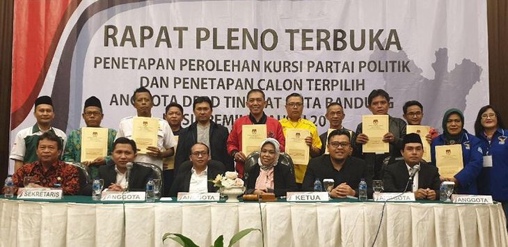 RAPAT PELNO: KPU Kota Bandung telah menetapkan 50 Anggota DPRD Kota Bandung terpilih hasil Pemilu 2019 dalam rapat pleno terbuka di Hotel Horison, Kota Bandung, Senin (22/7/2019).
( IST ) 