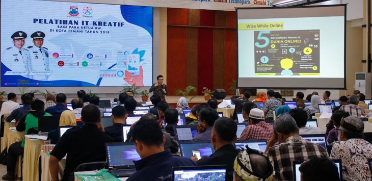 EDUKASI : Para Ketua RW di Kota Cimahi tahun 2019 mengikuti Pelatihan IT Kreatif di Cimahi Techno Park, Jalan Baros, Kota Cimahi, Selasa (23/7/2019).
( NOPRIYANTO/JOB FOTO 1 )