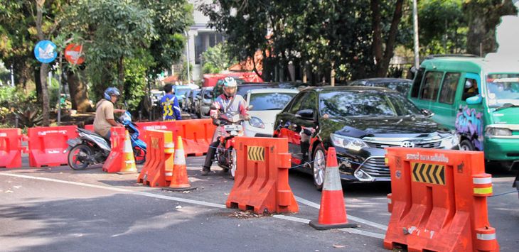 LALU LINTAS: Sejumlah pembatas jalan terpasang di ruas Jalan Sukajadi menuju Setiabudi di Kota Bandung, Senin (1/7/2019)
( TAOFIK ACHMAD HIDAYAT/RADAR BANDUNG )