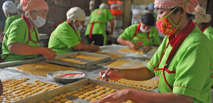 PRODUKSI: Para pekerja sedang memproduksi kue olahan home industri di salah satu pabrik kue ternama
( IST )