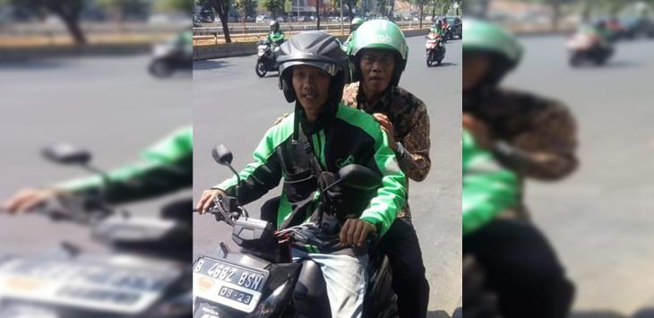 OJOL : Bupati Subang H. Ruhimat saat menggunakan sarana transportasi ojol untuk menghadiri acara di Kantor Kemenpora, Jakarta, Selasa (23/7/2019).
( IST )
