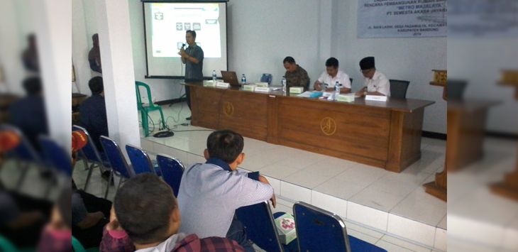 AMDAL : Suasana pembahasan amdal di Desa Padamulya, Kec Majalaya, Rabu (24/7/2019).
( DEDEN KUSDINAR/RADAR BANDUNG )
