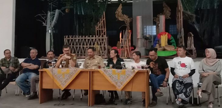 KONFERENSI PERS: Sutradara dan pemain opera Legenda Ciung Wanara saat melakukan konferensi pers.
( IST )