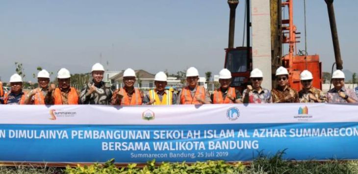 Foto bersama jajaran Komisaris dan Direksi Summarecon, Wakil Walikota Bandung, Kapolrestabes Bandung, Dandim 0618/BS, beserta Muspida Kota Bandung, Yayasan Syiar Bangsa, dan Yayasan Pesantren Islam (YPI) Al Azhar Indonesia dalam peresmian dimulainya pembangunan Sekolah Islam Al Azhar Summarecon Bandung, di Kawasan Summarecon Bandung, Kamis (25/7).Foto:Istimewa