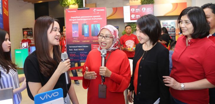 Direktur Sales Telkomsel Ririn Widaryani saat memaparkan kolaborasi Telkomsel Bersama Mitra Device di Jakarta (30/7). 