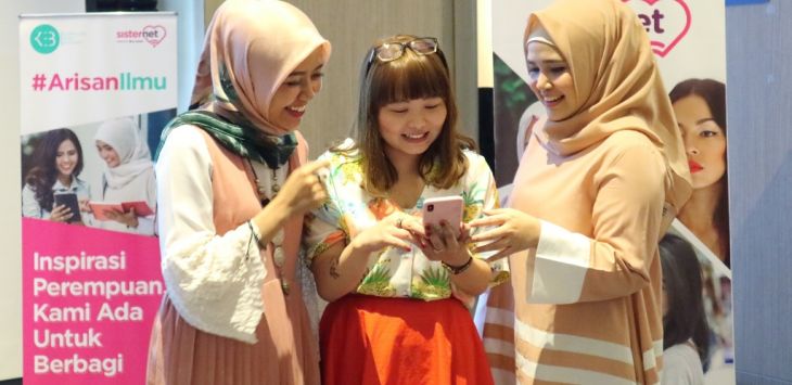 Sisternet XL Axiata, Adelia Panjaitan (kanan), Founder Kumpulan Emak Blogger (KEB), Mira Sahid (kiri), dan Blogger Yogyakarta, Grace Melia (tengah) pada Arisan Ilmu Sisternet, Yogyakarta (13/7).