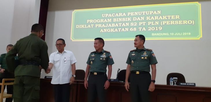 BERJABAT TANGAN: Direktur Human Capital Management PT PLN (Persero), Muhammad Ali berjabat tangan dengan peserta pendidikan Prajabatan PLN saat Upacara Penutupan Program Pembinan Fisik dan Karakter Prajabatan S2 Tahun 2019 di Seskoad Jalan Gatot Subroto, Kota Bandung, Rabu (10/7/2019).