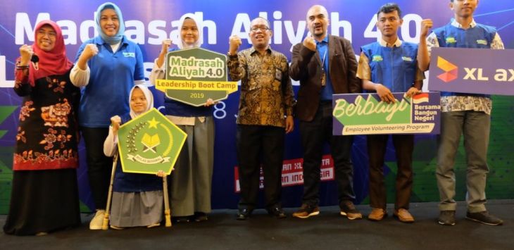 Kasubid Kesiswaan Direktorat KSKK Madrasah Kemenag, Nanik Puji Hastuti ( kiri ), Group Head Corporate Communication XL Axiata, Tri Wahyuningsih( kedua kiri ), Direktur Kurikulum Sarana dan Prasarana Kelembagaan dan Kesiswaan, Kementerian Agama, Dr. H. A. Umar, MA ( tengah ), Group Head People Services XL Axiata, M. Hira Kurnia ( ketiga kanan ) bersama perwakilan siswa-siswi Madrasah Aliyah dalam acara pembukaan program Madrasah Bootcamp, Madrasah Aliyah 4.0 di Bogor, Kamis (18/7).