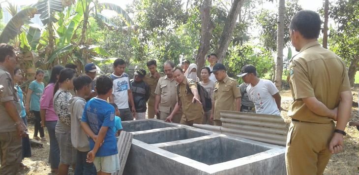 PEMANTAUAN : Dinas ESDM Provinsi Jawa Barat dan BPMD Kabupaten Subang melakukan pantauan ke sejumalah sumur produksi perusahaan air kamasan di desa Gamarsari, Subang, Selasa (2/7/2019).
( foto : M.ANWAR/RADAR BANDUNG )