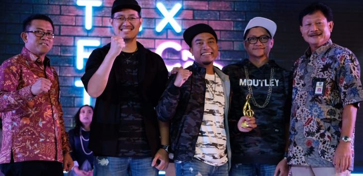 Kepala Kanwil DJP Jawa Barat I Neilmaldrin Noor bersama Tim Juara II ajang Tax Factor 2019.