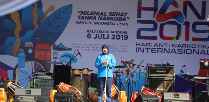 MEMAPARKAN: Kepala BNN Kota Bandung, Yeni Siti Saodah saat menerangkan dalam acara peringatan Hari Anti Narkoba Internasional (HANI) 2019, di Pendodpo Kota Bandung, Sabtu (6/7/2019). (foto : MURWANI/ RADAR BANDUNG)