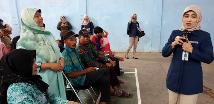 MENJELASKAN: Deputi Direksi Bidang JPKP BPJS Kesehatan, Dwi Martiningsih saat menyampaikan program JKN-KIS dalam kegiatan BPJS Kesehatan Turun Kampung di Desa Tanjungjaya, Kecamatan Cihampelas, Kamis (11/7/2019).
( foto : IST )