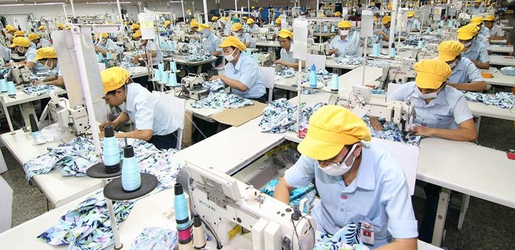 ILUSTRASI: Ratusan karyawan disalah satu pabrik garment sedang menyelesaikan proses produksi. (foto : IST)