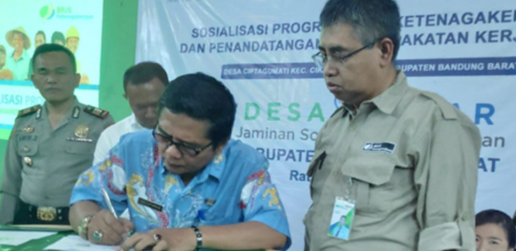 Launching Gerakan Desa Sadar Jaminan Sosial BPJS Ketenagakerjaan ditandai dengan penandatanganan MoU antara Kepala Kepala Desa Ciptagumati Ciptagumati dengan Kepala BPJS Ketenagakerjaan Cabang Cimahi Hari Santoso.Foto:Istimewa