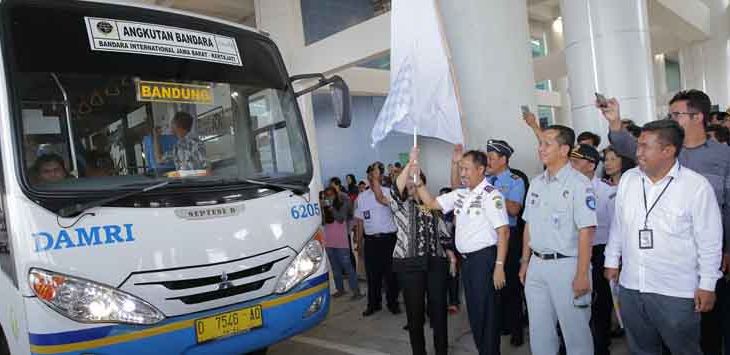 TRANSPORTASI: Perum Damri berikan lima bus gratis untuk penumpang
Bandara Internasional Jawa Barat (BIJB) selama satu bulan penuh. (foto : IST)