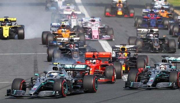 Ilustrasi F1: Pebalap saat melintas di sirkuit 