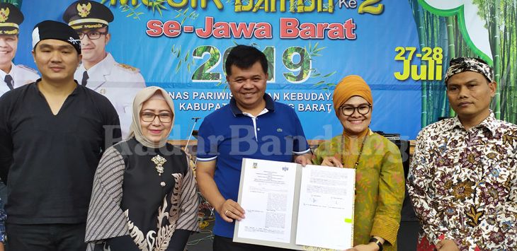 MoU : Bupati KBB, Aa Umbara Sutisna saat menandatangani MoU bersama ISBI di Dusun Bambu, Cisarua, KBB, Sabtu (27/7/2019).
Foto : ( MOCH.HABIBI/RADAR BANDUNG )