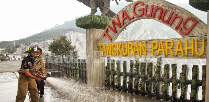 MEMBERSIHKAN: Petugas Damkar bersama petugas yang terkait membersihkan sisa debu erupasi di Gunung Tangkuban Perahu, Kabupaten Bandung Barat, Minggu (28/7/2019).
Foto : ( TAOFIK ACHMAD HIDAYAT/RADAR BANDUNG  )