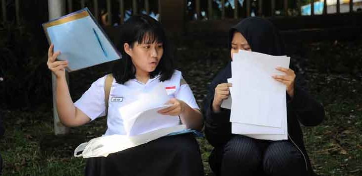 ILUSTRASI PPDB : Dua siswi saat mengikuti PPDB tingkat SMP di Kota Bandung. 