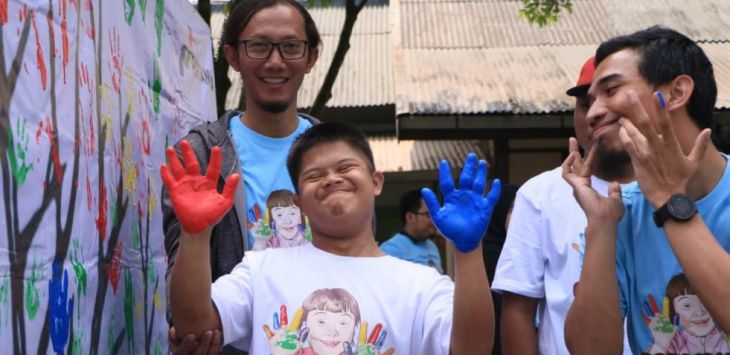 Sejumlah siswa Anak Berkebutuhan Khusus (ABK) dari sekolah Dreamable tertawa lepas saat bermain di Desa Kertajaya Creative Destination, Padalarang, Kabupaten Bandung Barat (KBB). Foto:Istimewa