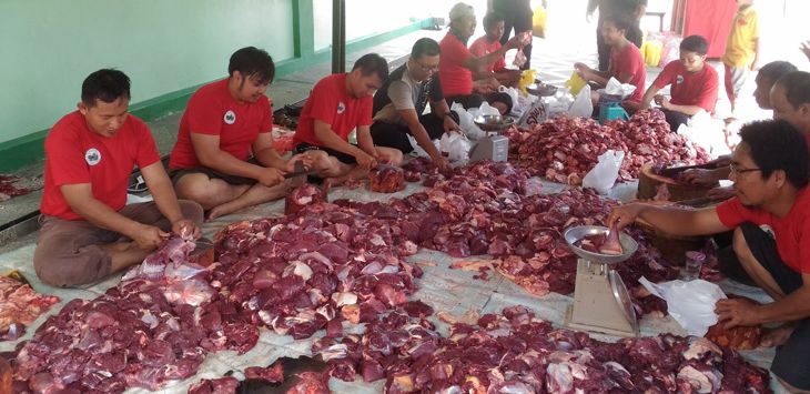MEMOTONG: Panitia kurban sedang memotong-motong daging kurban untuk dibagikan kepada warga. (ILUSTRASI)