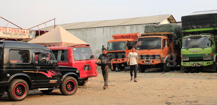 INFRSTUKTUR : Kondisi Terminal Citereup yang beralih fungsi menjadi parkiran truk besar, Pasar Citereup, Kota Cimahi, Kamis (11/7/2019).
( foto : NOPRIYANTO D.W / JOB FOTO 1 )