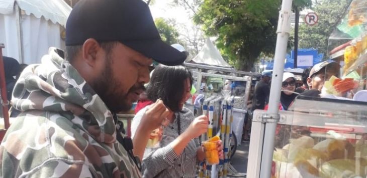 Roy, PKL dari Pasirkaliki sedang melayani pembeli usai acara Pocari Sweat Run Bandung 2019.Foto:Istimewa

