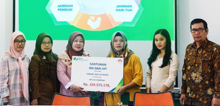 BPJS TK Kantor Cabang Bandung Lodaya  menyerahan santunan JKK Kematian yang mengakibatkan kematian sebesar Rp 184.575.178, oleh Kabid Pelayanan BPJS TK Kantor Cabang Bandung Lodaya, Een Kurniasih kepada Nenti selaku ahli waris Alm. Eman Sulaiman didampingi staff dan pengurus perusahaan, Jumat, (/28/6/2019).