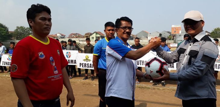 PEMBUKAAN : Ketua Askot PSSI Cimahi Yus Rusnaya (Kiri) membuka kompetisi U-17 di Satdion Sangkuriang Jalan Sangkuriang, Minggu (28/7/2019).
Foto : ( IST )
