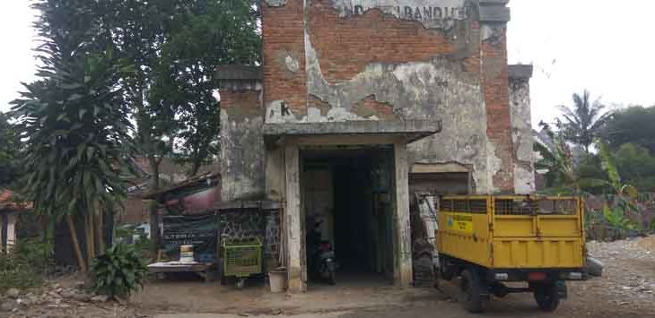 TERBENGKALAI : Salah satu bangunan bersejarah Rumah Potong Hewan di Jalan Sukimun, Kelurahan Baros, Kecamatan Cimahi Tengah, Kota Cimahi. (foto : DOK.RADAR BANDUNG)