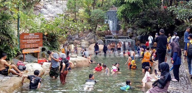 MENIKMATI : Para pengunjung menikmati air panas di Sari Ater Hotel & Resort, Minggu (28/7/2019).
Foto :  ( M.ANWAR/RADAR BANDUNG ) 