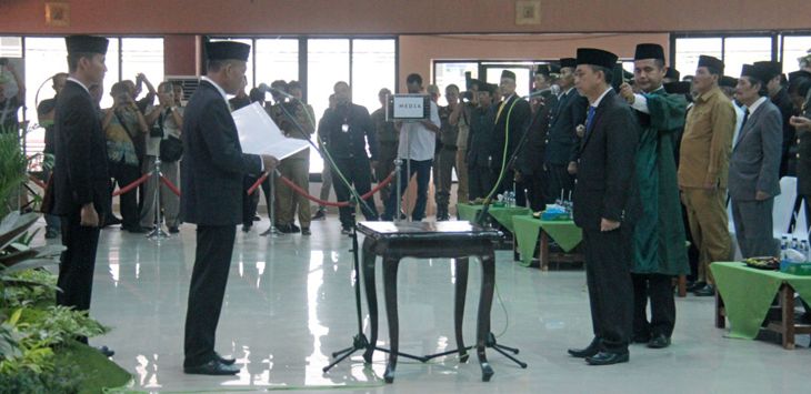 SUMPAH : Bupati Subang H.Ruhimat pimpin pelantikan dan pengambilan sumpah H.Aminudin sebagi Sekada Subang, di aula Pemkab Subang,Selasa (2/7/2019).
( foto : M.ANWAR/RADAR BANDUNG )