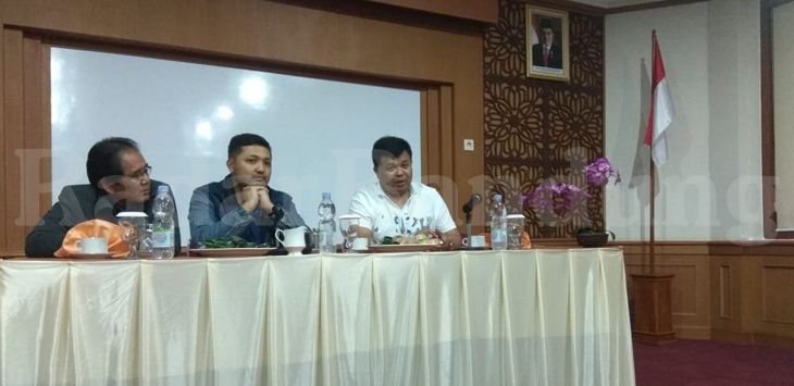 JUMPA PERS : Ketua Koni KBB Rian Firmansyah (tengah) bersama Bupati Kabupaten Bandung Barat Aa Umbara Sutisna (kanan) saat jumpa pers, kemarin. (MOCH HABIBI/RADAR BANDUNG)