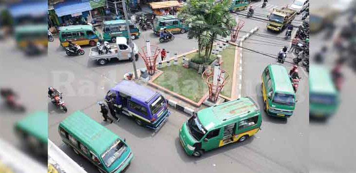 MANGKAL : Sejumlah angkutan umum berbagai trayek di Cimahi saat mangkal di jalan raya Cimindi, Kota Cimahi. Meskipun wilayahnya tak terlalu besar, namun cakupan layanan transportasi publik di Kota Cimahi masih berada di angka 70 persen. (foto : TAOFIK ACHMAD HIDAYAT/RADAR BANDUNG.)