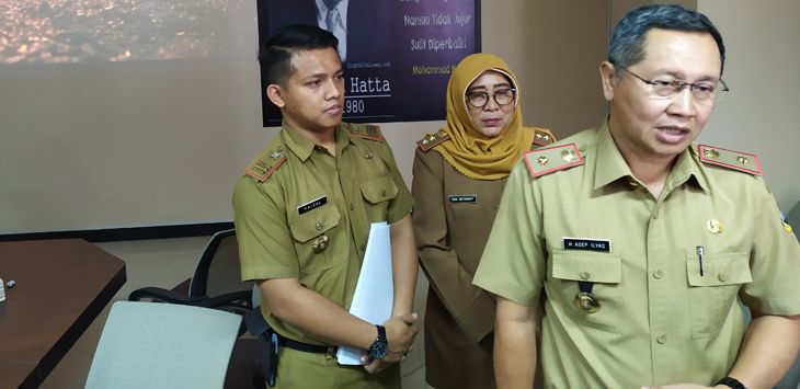 MENJELASKAN : Kepala BKPSDM Kabupaten Bandung Barat, Asep Ilyas  memberikan keterangan pers tentang CPNS Arsal dan Pratiwi, Senin (12/8/2019).
(foto: MOCH.HABIBI/RADAR BANDUNG)
