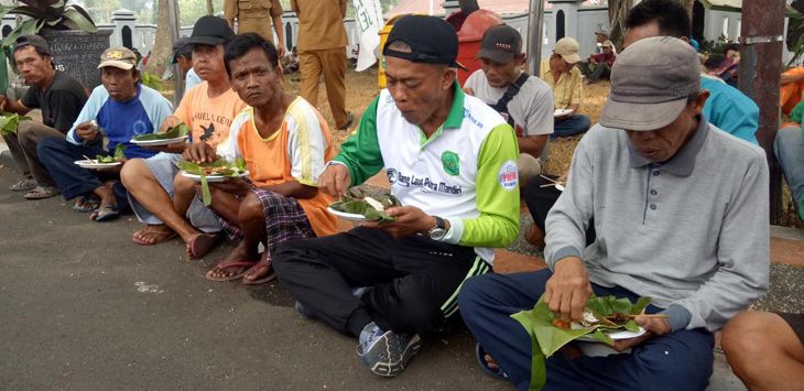 NYATE : Bupati Subang H Ruhimat menikmati sate bersama tukang becak dan petugas kebersihan di halaman Rumah Dinas Bupati, Jl. Dewi Sartika Subang, Senin (12/8/2019).
(foto: M.ANWAR/RADAR BANDUNG)