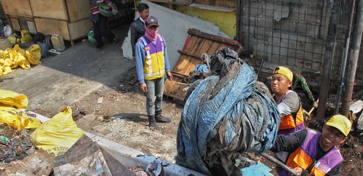 PENATAAN: Petugas Dinas Pekerjaan Umum (PDU) Kota Bandung membersihkan puing-puing bangunan kios Pedagang Kaki Lima (PKL) di Pasar Cicadas, Kota Bandung, Selasa (13/8/2019).
(foto: TAOFIK ACHMAD HIDAYAT/RADAR BANDUNG) 