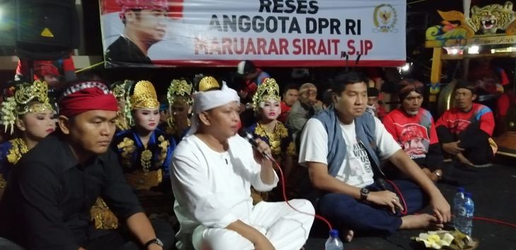 RESES : Anggota DPR Dapil IX Jabar, Maruarar Sirait saat reses di Subang, Senin (12/8).  Ara, meminta pemerintah pusat mengembalikan kewenangan pengelolaanTWA Tangkuban Parahu bisa dikelola oleh pemda.
(foto: M.ANWAR/RADAR BANDUNG)