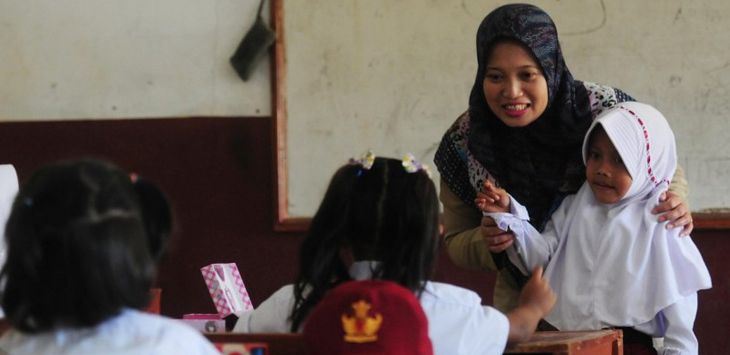 MENGAJAR: Seorang guru sedang mengajarkan muridnya berbicara di depan umum sebagai pelatihan pembentukan karakter. 
(foto: IST)