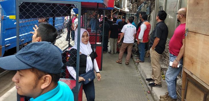 PEMASANGAN TENDA: Sejumlah lapak PKL di kawasan Cicadas, Jalan Jenderal Ahmad Yani, Kota Bandung sudah dipasang tenda, Rabu (14/8/2019).
(foto: AZZIS ZULKHAIRIL/ RADAR BANDUNG) 
