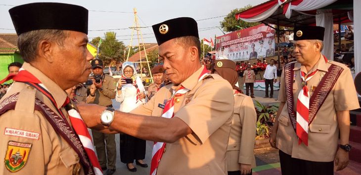 UPACARA : Bupati Subang H.Ruhimat selaku Ketua Majelis Pembimbing Cabang (Kamabicab) Gerakan Pramuka Subang menjadi pembina Apel Besar Hari Pramuka ke - 58 tahun 2019 di Alun-alun Kec Sagalaherang, Rabu (14/8/2019).
(foto: M.ANWAR/RADAR BANDUNG)
