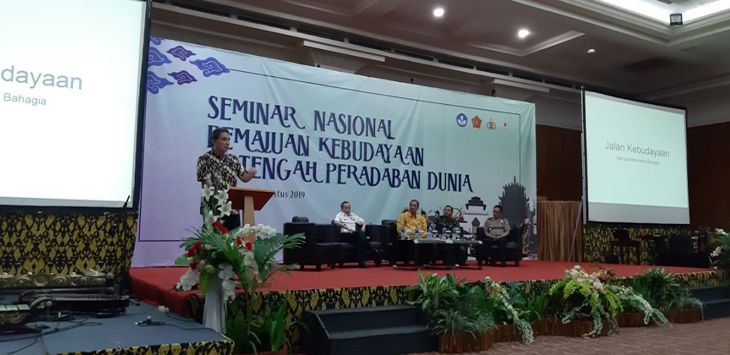 MEMAPARKAN: Direktur Jenderal Kebudayaan Kemendikbud, Hilmar Farid 
saat memaparkan landasan budaya, saat seminar nasional kemajuan kebudayaan ditengah peradaban dunia di Grand Pasundan Hotel, Kamis (15/8/2019). 
( Foto : FIDHIAH/ RADAR BANDUNG )
